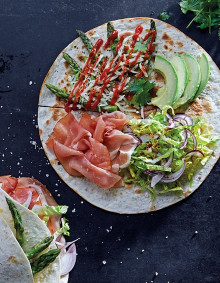 Gefaltete Tortillas mit grünem Spargel und Katenschinken