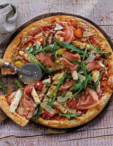 Pizza mit Spargel, Rucola, Parmesan und Katenschinken von Abraham