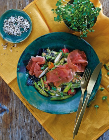 Spargelsalat mit Kirschtomaten, Kräuter-Öl und Katenschinken