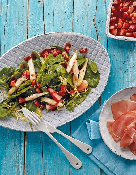 Spinatsalat mit Spargel, Erdbeeren und Katenschinken