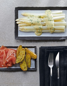 Weißer Spargel, Schnittlauch-Hollandaise, Kartoffelhälften und Katenschinken