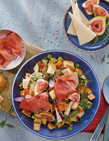 Abraham Serrano Tomaten-Brotsalat mit Manchego, Feigen und Serrano Reserva Rosmarin