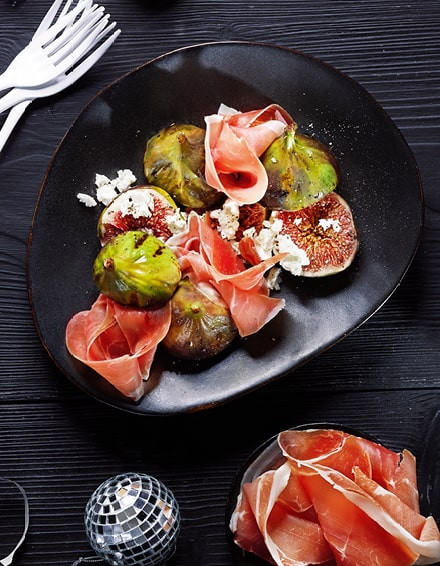 Gegrillte Feigen mit Schafskäse, Blütenhonig und Serrano