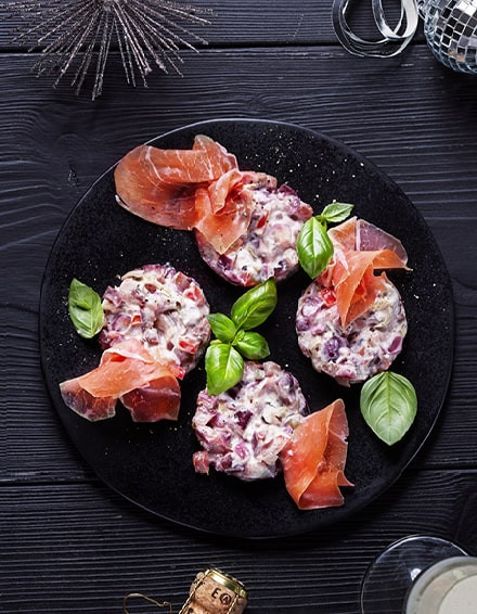 Tomaten-Auberginen-Tatar mit Frühlingslauch und Serrano