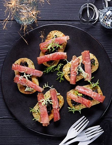 Crostini mit Oliventapenade und geflämmtem Serrano